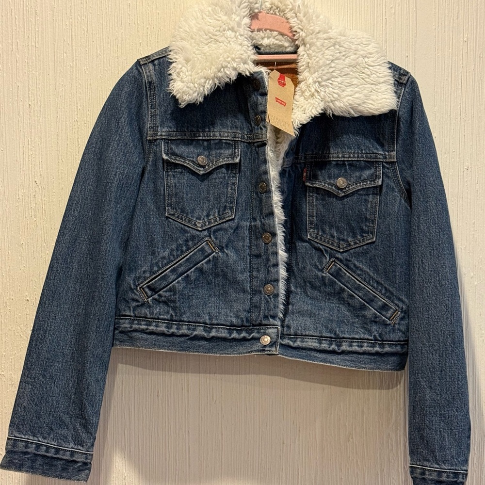 Levi's Blue Denim Jacket with White Sherpa interior
57894-0000 NWT
